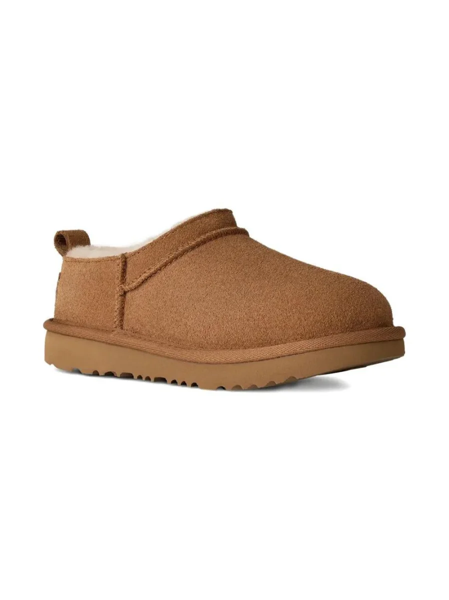 Ciabatte Classic Micro per bambina UGG Kids marroni con caratteristica applicazione con logo
