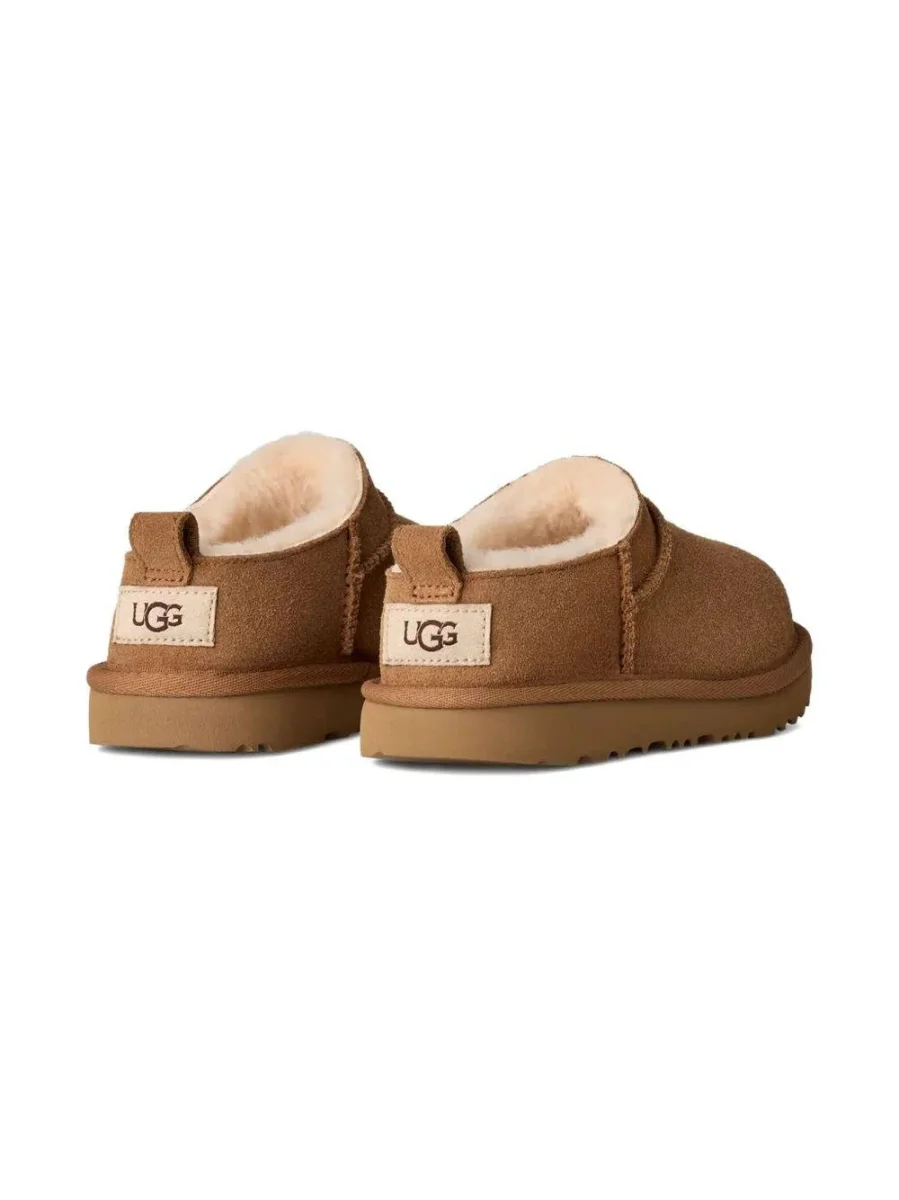 Ciabatte Classic Micro per bambina UGG Kids marroni con caratteristica applicazione con logo - immagine 5