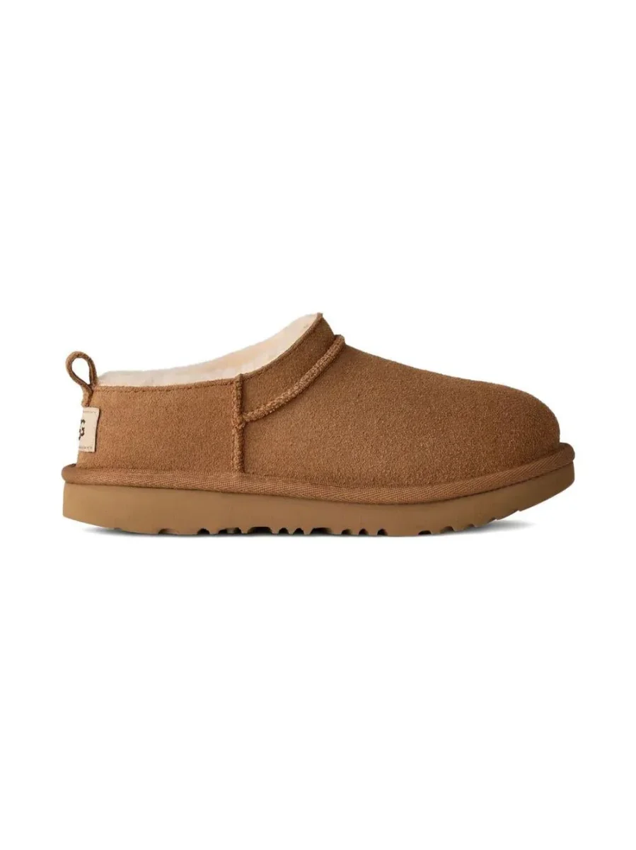 Ciabatte Classic Micro per bambina UGG Kids marroni con caratteristica applicazione con logo - immagine 4